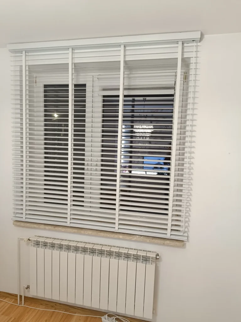 Żaluzje aluminiowe 50 mm na wymiar – realizacja Rollcast w okolicach Frampola